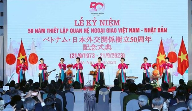 Programa artístico para celebrar el 50 aniversario del establecimiento de las relaciones diplomáticas Vietnam-Japón. (Fotografía: VNA)