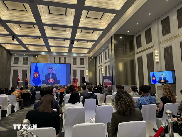 El secretario general de la Asean, Kao Kim Hourn, envía un mensaje al evento. (Fotografía: VNA)