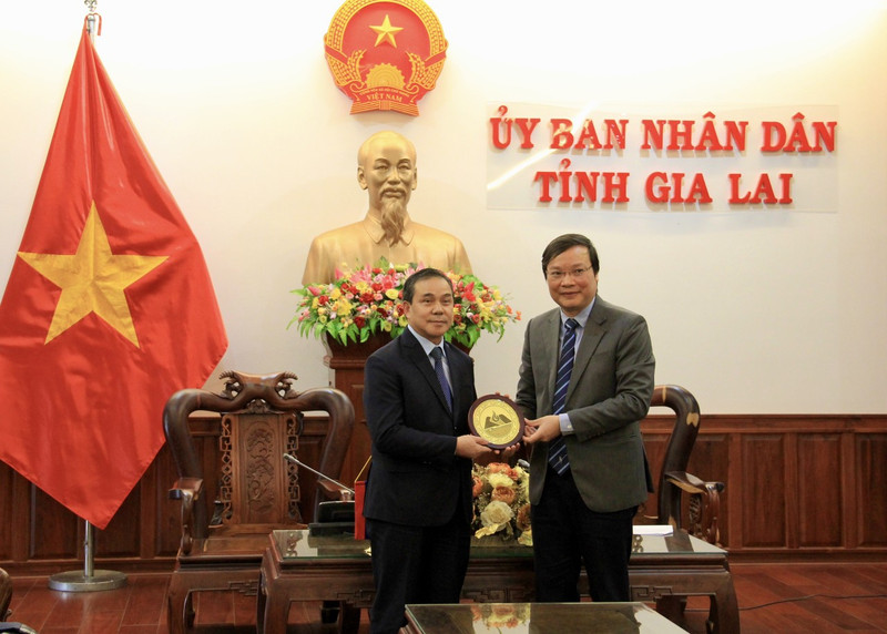 El embajador de Laos en Vietnam, Sengphet Houngboungnuang (izquierda), recibe un regalo del gobierno de Gia Lai. (Fotografía: gialai.gov.vn)