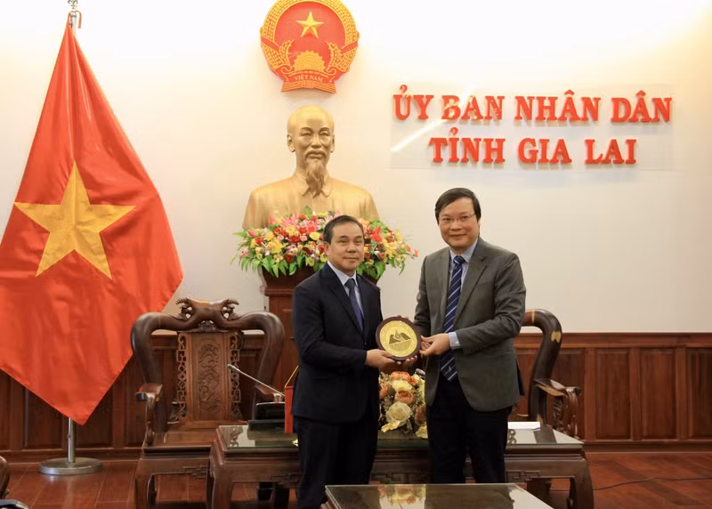 El embajador de Laos en Vietnam, Sengphet Houngboungnuang (izquierda), recibe un regalo del gobierno de Gia Lai. (Fotografía: gialai.gov.vn)