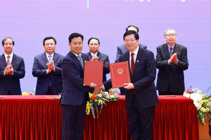 Acto de firma del memorando de entendimiento para fundar conjuntamente la “Red de Universidades Vietnam-China”. (Fotografía: VNA)