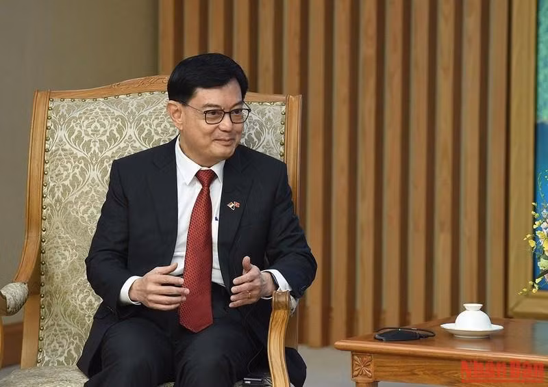 Al agradecer la atención del jefe de Gobierno vietnamita, Heng Swee Keat prometió continuar fomentando la cooperación en los asuntos de interés del país indochino para aumentar la confianza política mutua y propulsar los lazos bilaterales en general.