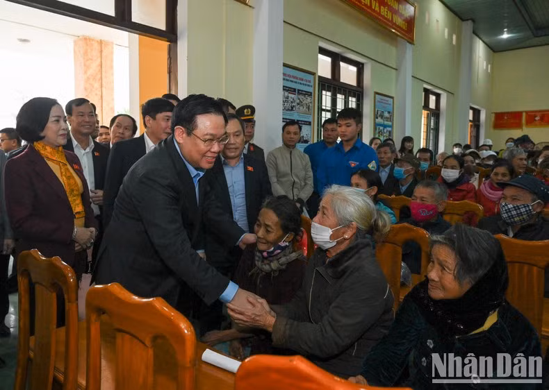 En el distrito de Quang Ninh, el jefe del Parlamento visita a familias dependientes de las prestaciones sociales, hogares con bajos recursos, víctimas del Agente Naranja y trabajadores en condiciones económicamente difíciles.