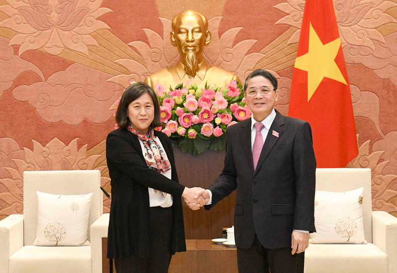 El vicepresidente de la Asamblea Nacional de Vietnam Nguyen Duc Hai y la representante de Comercio de Estados Unidos, Katherine Tai. (Fotografía: quochoi.vn)