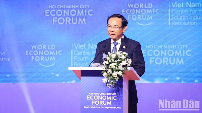 El miembro del Buró Político del Comité Central del Partido y secretario del Comité partidista en Ciudad Ho Chi Minh, Nguyen Van Nen, da palabras inaugurales.