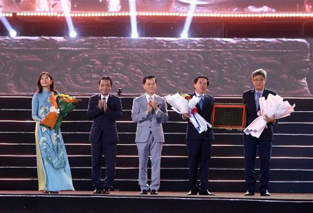 Representantes de las provincias de Ninh Thuan y Binh Thuan recibieron el certificado de la Unesco que reconoce el arte de la cerámica de la etnia de Cham en la Lista del Patrimonio Cultural Inmaterial que requiere medidas urgentes de salvaguardia. (Fotografía: VNA)