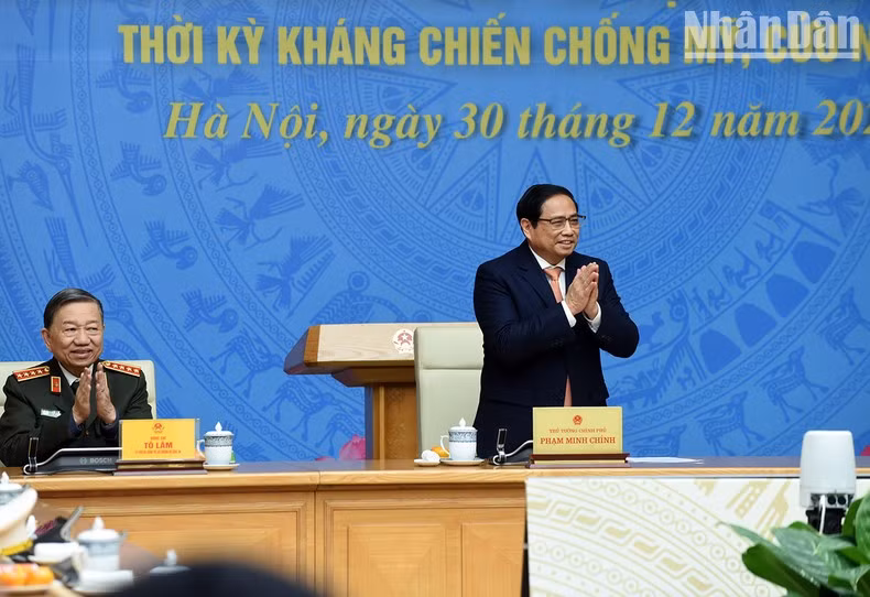 A la reunión también asistieron el ministro de Seguridad Pública, general To Lam (sentado), y miembros del personal directivo de los ministerios y sectores en el país. A la reunión también asistieron el ministro de Seguridad Pública, general To Lam (sentado), y miembros del personal directivo de los ministerios y sectores en el país.