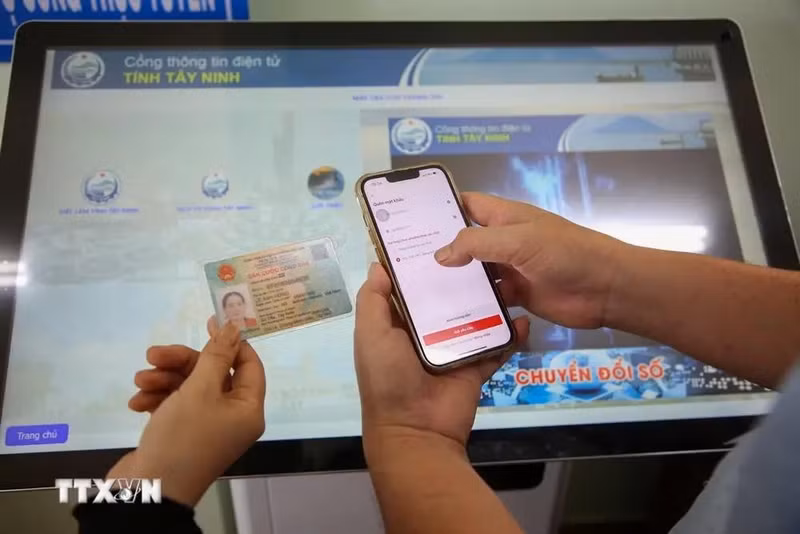 Los trámites administrativos se digitalizan en las plataformas de servicios públicos, lo que contribuye a generar comodidad y transparencia en la gestión de trámites para las personas. (Fotografía: VNA)