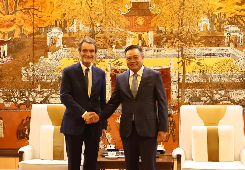 Los dos funcionarios. (Fotografía: hanoimoi.vn)