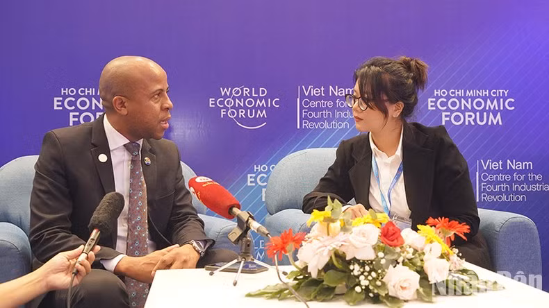 Delegados al foro responden a preguntas de la prensa.