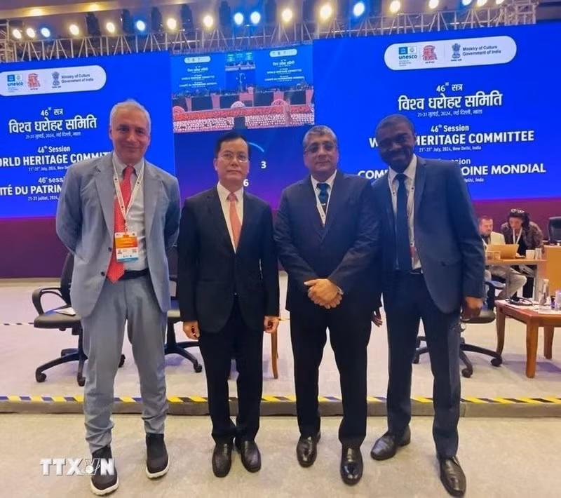 Ha Kim Ngoc, presidente de la Comisión Nacional de Vietnam para la Unesco, y algunos líderes de la Unesco en la sesión. (Fotografía: VNA)