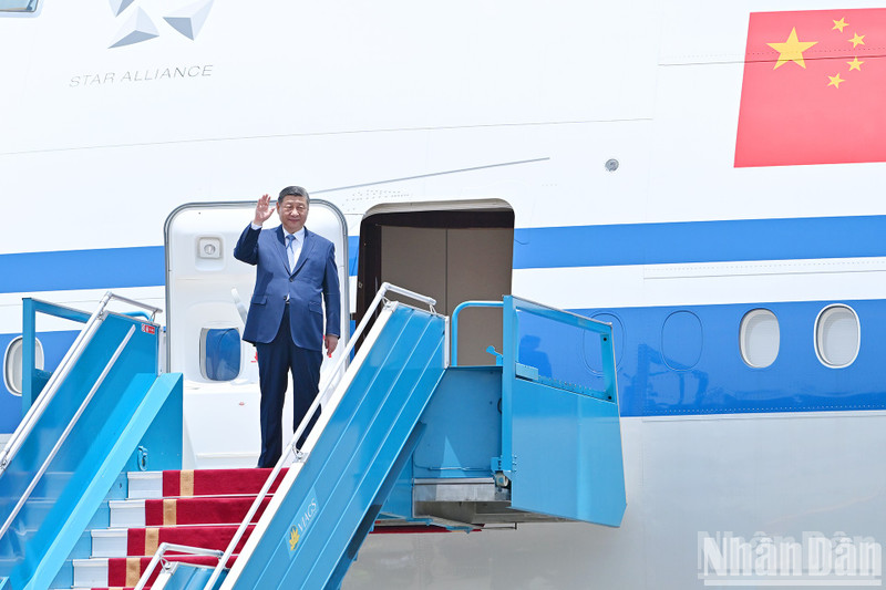El secretario general del Partido Comunista de China y presidente del país, Xi Jinping, llega al Aeropuerto Internacional de Noi Bai. (Fotografía: Nhan Dan)