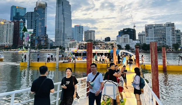 Ciudad Ho Chi Minh pone en funcionamiento autobuses fluviales de dos pisos para atender a los turistas en ocasión del Año Nuevo 2024. (Fotografía: VNA)