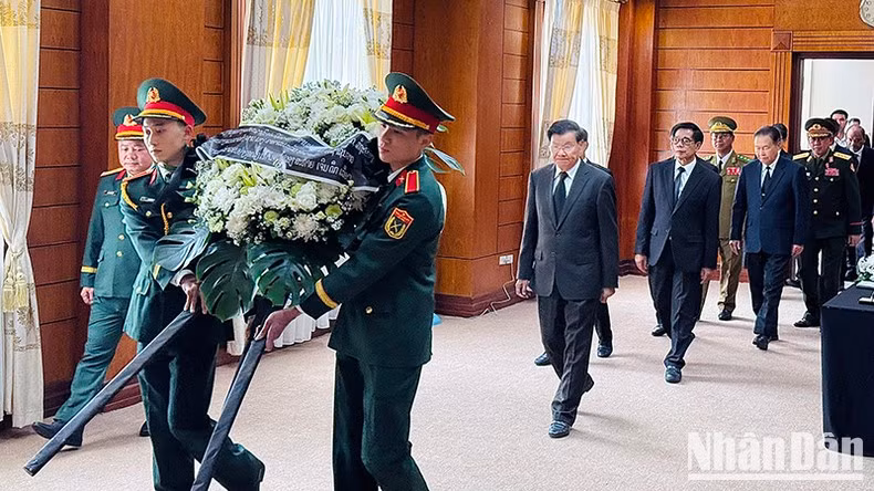 La delegación de alto rango de Laos encabezada por el secretario general del PPRL y presidente del país, Thongloun Sisoulith, llega a la sede de la Embajada vietnamita en Vientián. (Fotografía: Nhan Dan)