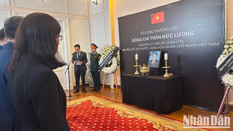 El embajador de Vietnam en Rusia, Dang Minh Khoi, da palabras.