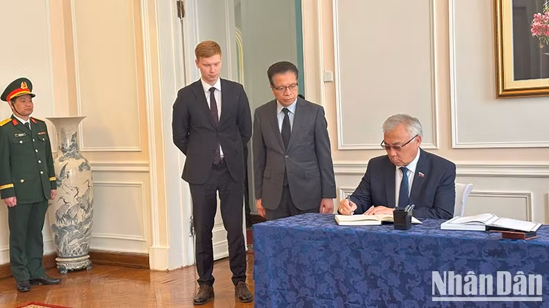 Damsuev Baiakhalanovik, subjefe del Comité de Asuntos Internacionales del Consejo de la Federación (cámara alta) de Rusia, firma el libro de condolencias.