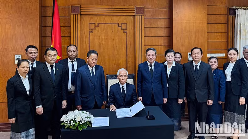 Khamphan Pheuyavong, secretario del Comité Central del PPRL y jefe de su Departamento de Propaganda y Entrenamiento, a cargo de una delegación de este último ente, acude al acto. (Fotografía: Nhan Dan)