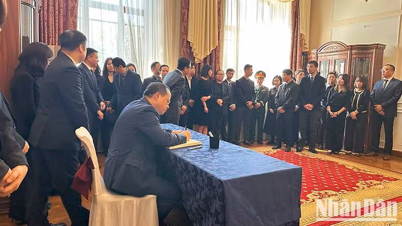 Un representante de la Unión de Organizaciones de Vietnamitas en Rusia firma el libro de condolencias.