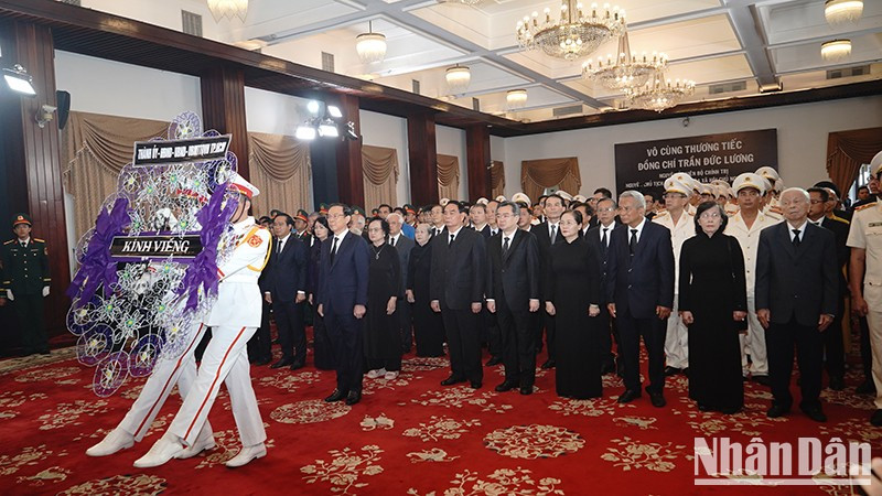La delegación del Comité del Partido, el Consejo Popular, el Comité Popular y el Frente de la Patria de Vietnam en Ciudad Ho Chi Minh asiste a la ceremonia. (Fotografía: Nhan Dan)