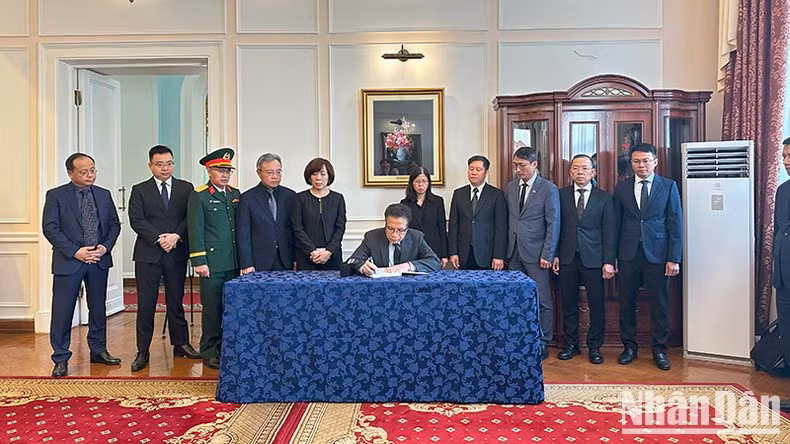 El embajador de Vietnam en Rusia, Dang Minh Khoi, firma el libro de condolencias.