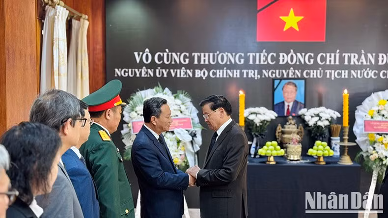 El embajador de Vietnam en Laos, Nguyen Minh Tam, y el máximo dirigente anfitrión. (Fotografía: Nhan Dan)