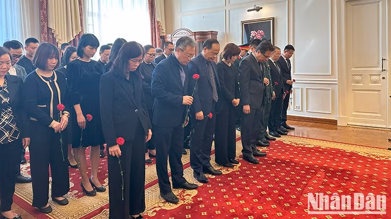 El embajador Dang Minh Khoi y empleados de su legación rinden homenaje al expresidente Tran Duc Luong.