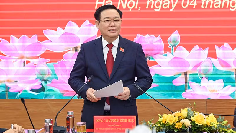 El presidente de la Asamblea Nacional, Vuong Dinh Hue, da palabras inaugurales del simposio.