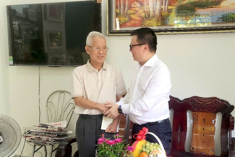 El compañero Le Quoc Minh visita a Ho Duy Le, redactor jefe del periódico Quang Nam de 1997 a 2005. (Fotografía: Nhan Dan)
