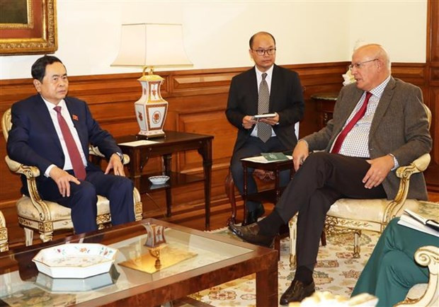 El vicepresidente permanente de la Asamblea Nacional de Vietnam, Tran Thanh Man, y el titular de la Asamblea de Portugal, Augusto Santos Silva. (Fotografía: VNA)