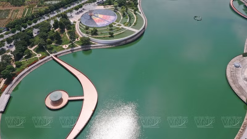 Tan interesantes los sistemas planetarios como el puente Luz de Luna que conecta la Plaza del Zodíaco con el jardín de estatuas de científicos.