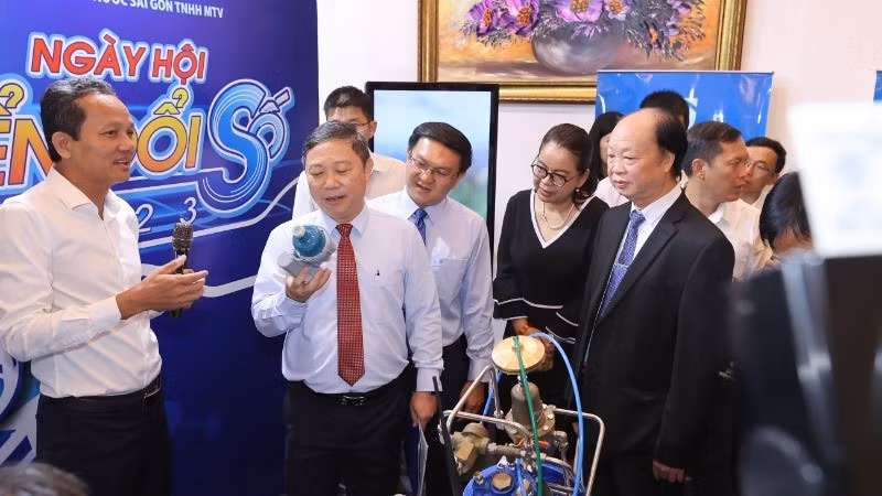 Visitantes a un festival de transformación digital en Ciudad Ho Chi Minh. (Fotografía: Nhan Dan)