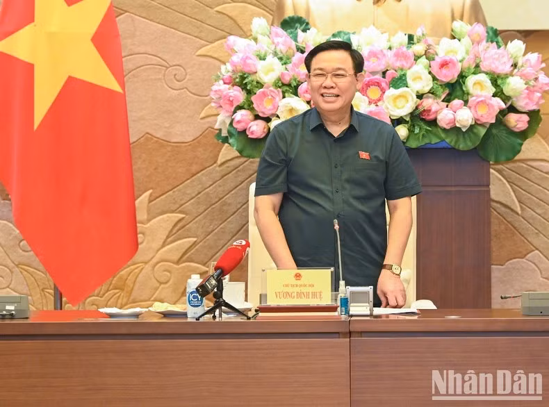 El presidente de la Asamblea Nacional de Vietnam, Vuong Dinh Hue, interviene en el encuentro. (Fotografía: Nhan Dan)