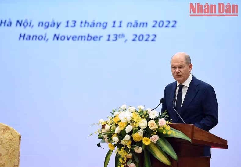 El canciller alemán resalta la importancia de Vietnam para las empresas de Europa, en particular las del país teutón, debido a su ubicación en la red económica sumamente diversa de Asia, su impresionante resiliencia contra la pandemia de Covid-19, y sus ventajas en términos de materias primas y recursos humanos. El canciller alemán resalta la importancia de Vietnam para las empresas de Europa, en particular las del país teutón, debido a su ubicación en la red económica sumamente diversa de Asia, su impresionante resiliencia contra la pandemia de Covid-19, y sus ventajas en términos de materias primas y recursos humanos.