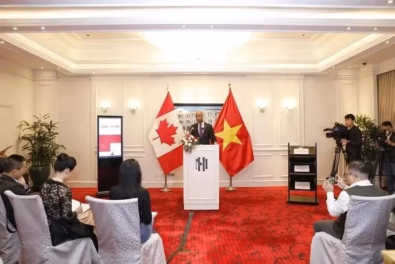 El ministro de Desarrollo Internacional de Canadá, Ahmed Hussen, habla con la prensa en Hanói. (Fotografía: VNA)