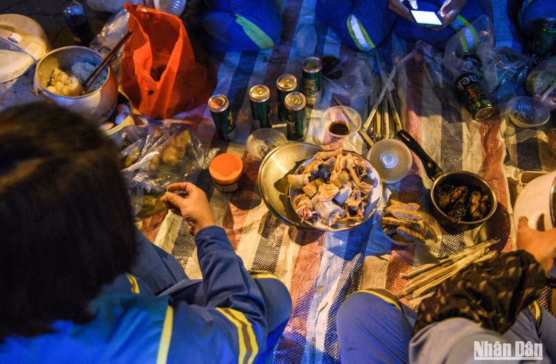 Además de los obligatorios en el Año Nuevo Lunar (Tet) como arroz glutinoso cocido al vapor y pollo hervido, los trabajadores traen uno o dos platos más desde casa y así tienen un abundante "banquete", relata Quang, quien ha celebrado 20 Tets “en la calle”.