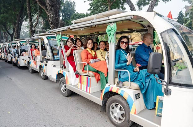 Turistas recorren la capital Hanói en coche eléctrico. (Fotografía: hanoimoi.vn)