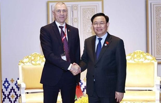 El presidente de la Asamblea Nacional de Vietnam, Vuong Dinh Hue (derecha), y el vicepresidente de la Cámara de Representantes del Parlamento de Bielorrusia, Valeri Vaclavovich Mitskevich. (Fotografía: VNA)