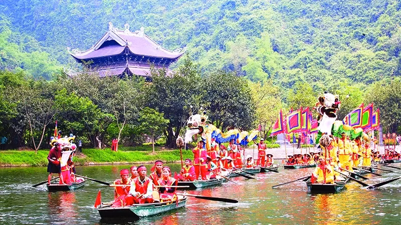 Barcos con patrones de dragón en el festival de Trang An. (Foto: Truong Huy)