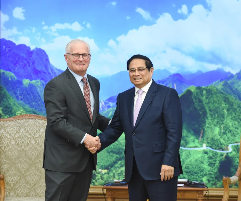 El primer ministro de Vietnam, Pham Minh Chinh (derecha), y el presidente de la SIA, John Neuffer. (Fotografía: Nhan Dan)
