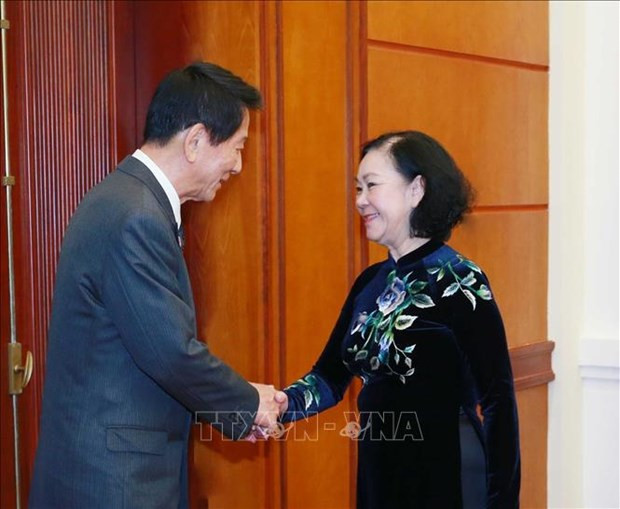 La miembro del Buró Político y permanente del Secretariado del Comité Central del Partido Comunista de Vietnam y jefa de su Comisión de Organización, Truong Thi Mai, recibe al exembajador especial Vietnam-Japón Sugi Ryotaro. (Fotografía: VNA)