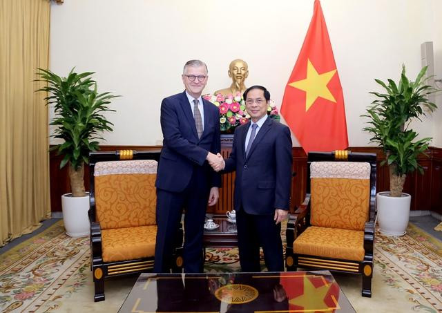 En la reunión. (Fotografía: Ministerio de Relaciones Exteriores de Vietnam)