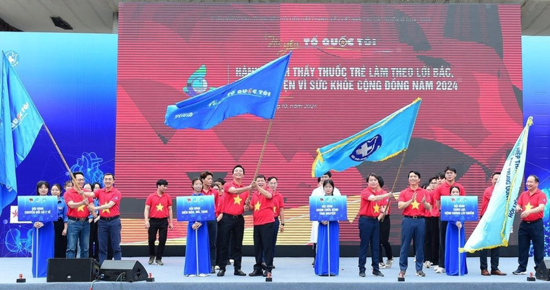 En el lanzamiento de la campaña de voluntariado por el bienestar público, organizado por la Asociación de Médicos Jóvenes de Vietnam. (Fotografía: moh.gov.vn)