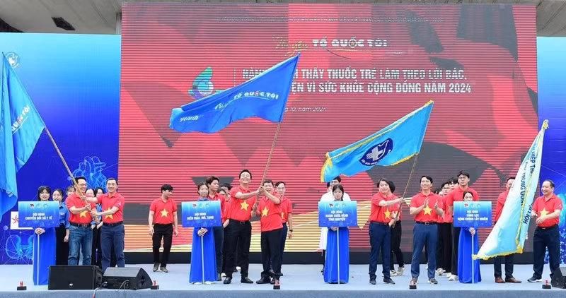 En el lanzamiento de la campaña de voluntariado por el bienestar público, organizado por la Asociación de Médicos Jóvenes de Vietnam. (Fotografía: moh.gov.vn)