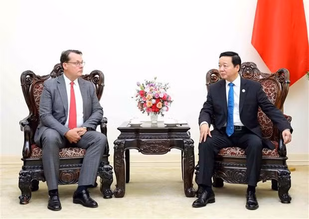 El vice primer ministro Tran Hong Ha recibe a Steven Winn, estratega jefe global y director ejecutivo senior de JERA. (Fotografía: VNA)