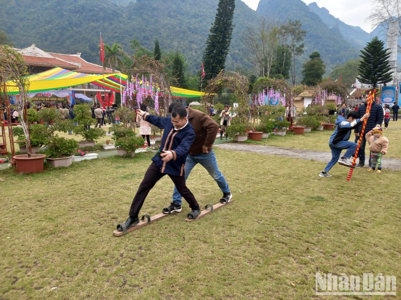 Un juego folclórico en el festejo. (Fotografía: Nhan Dan)