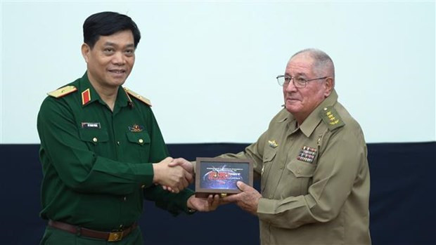 El mayor general Do Thanh Phong, director adjunto del Departamento de Propaganda y Entrenamiento de la Dirección General de Política del Ejército Popular de Vietnam, y el coronel general Álvaro López Miera, miembro del Buró Político del Partido Comunista de Cuba y ministro de las Fuerzas Armadas Revolucionarias del país caribeño. (Fotografía: VNA)