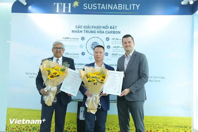 Wouter Melis van Ravenhorst, director ejecutivo de la filial de Control Union en Vietnam, entrega certificados de neutralidad de carbono a representantes de las empresas vietnamitas. (Fotografía: VNA)