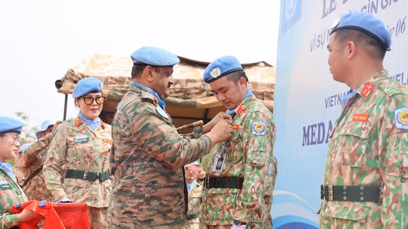 El teniente general Mohan Subramanian, comandante de la Unmiss, otorga la medalla a los oficiales en servicio en el Hospital de Campaña de segundo nivel número 6 de Vietnam. (Foto: Nhan Dan)