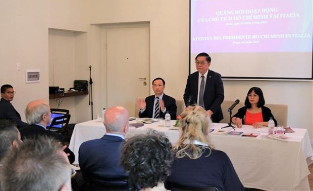 El jefe de la Comisión de Comunicación y Educación del Comité Central del Partido Comunista de Vietnam, Nguyen Trong Nghia, habla en el seminario. (Fotografía: VNA)