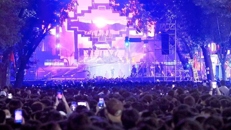 El escenario instalado en la plaza de Dong Kinh Nghia Thuc para festejar la transición entre los dos años. (Fotografía: VNA)